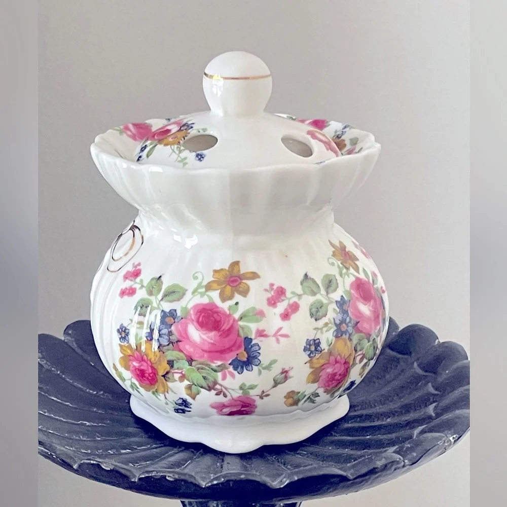 Rare Vintage~ DALIN~Fine Bone China/Porcelain Scallop Trinket Box/ Dish